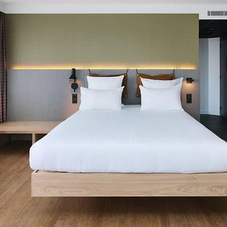 Moxy Szálloda 3*